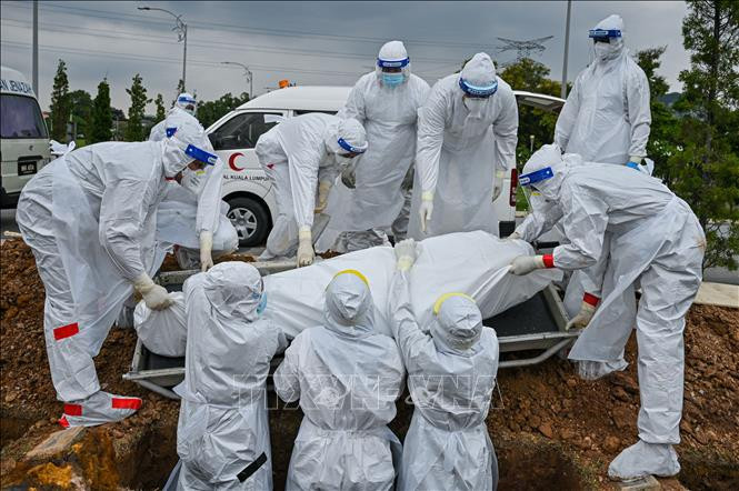 Chôn cất bệnh nhân tử vong do Covid-19 tại nghĩa trang ở Kuala Lumpur, Malaysia. Ảnh: AFP/TTXVN