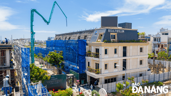 Thành phố chủ động hỗ trợ doanh nghiệp gia tăng sản xuất, góp phần hạn chế suy giảm nguồn lực đầu tư từ xã hội. Trong ảnh: Doanh nghiệp bất động sản đang đầu tư phát triển sản phẩm chất lượng cao cung ứng cho thị trường tại phường Hòa Cường Nam, quận Hải Châu. Ảnh: TRIỆU TÙNG