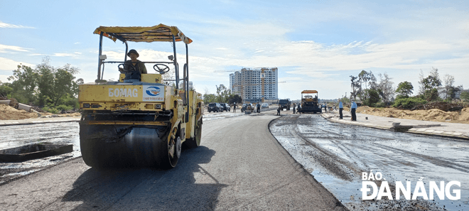 Đẩy mạnh tiến độ thi công các dự án trọng điểm động lực để giải ngân vốn đầu tư, thúc đẩy tăng trưởng kinh tế.  TRONG ẢNH: Thi công đường dẫn vào cầu qua sông Cổ Cò. Ảnh: TRIỆU TÙNG