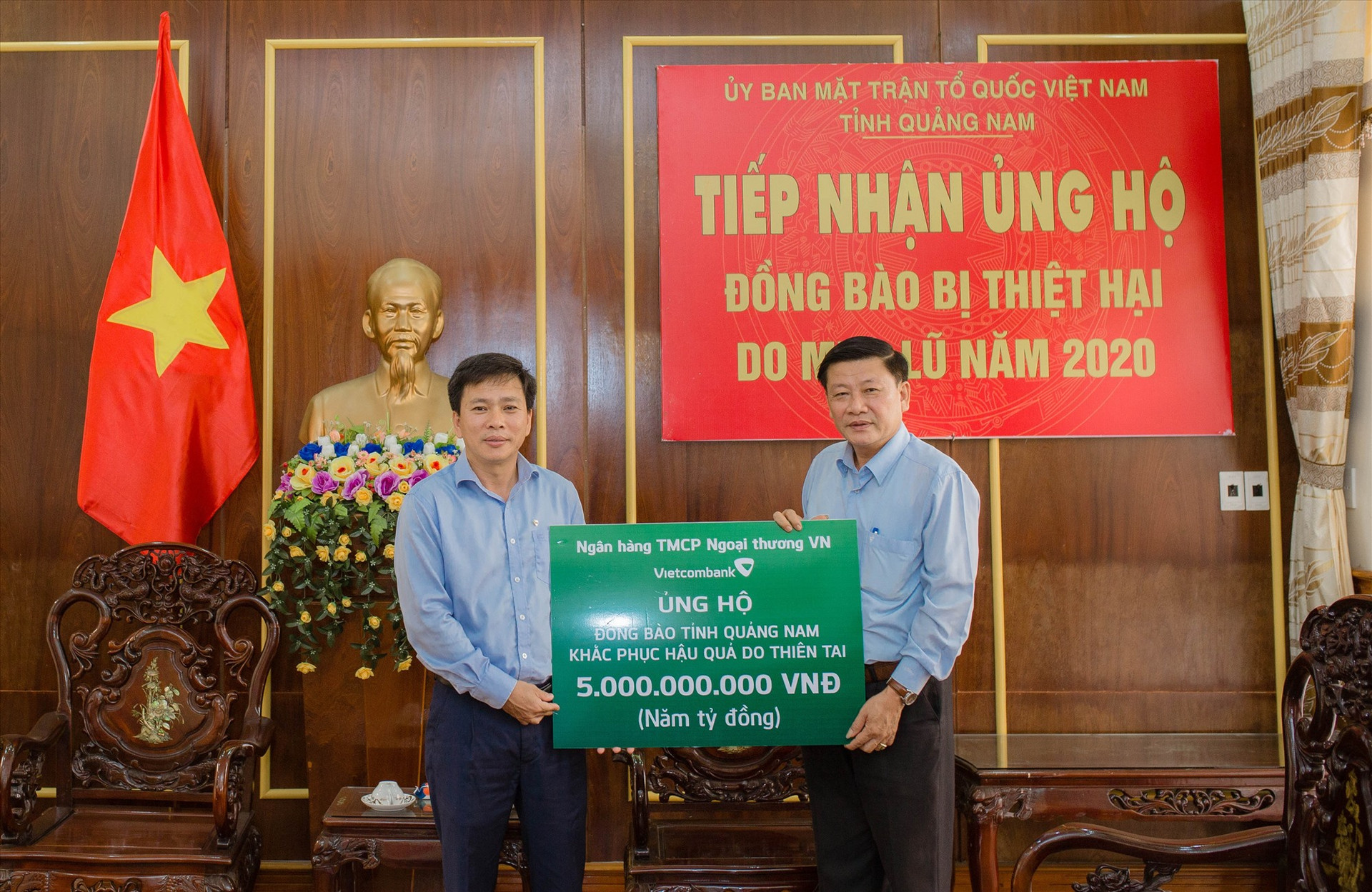 Vietcombank Quảng Nam ủng hộ 5 tỷ đồng để khắc phục hậu quả thiên tai.