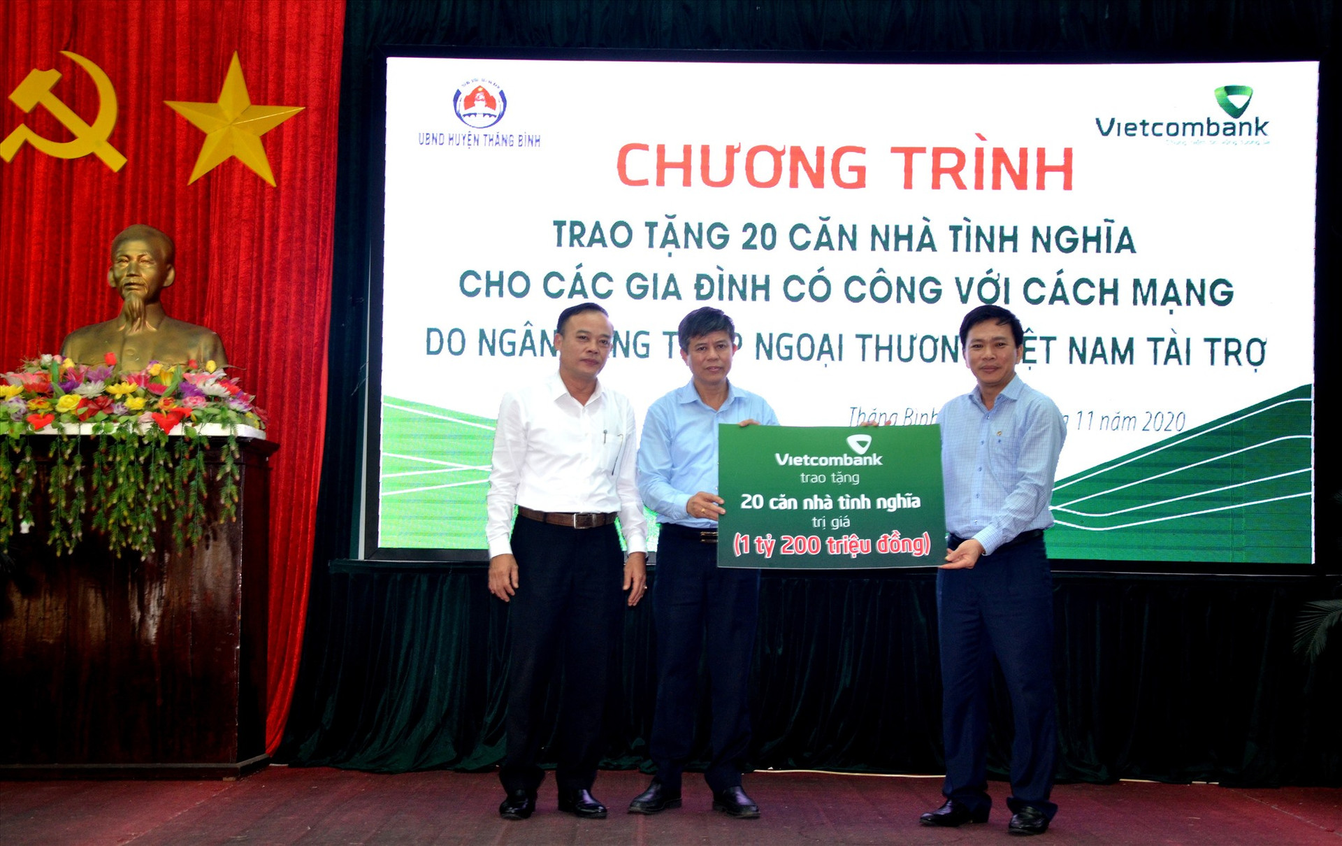 Vietcombank Quảng Nam trao 20 nhà tình nghĩa hỗ trợ gia đình người có công ở huyện Thăng Bình năm 2020. Ảnh: V.C