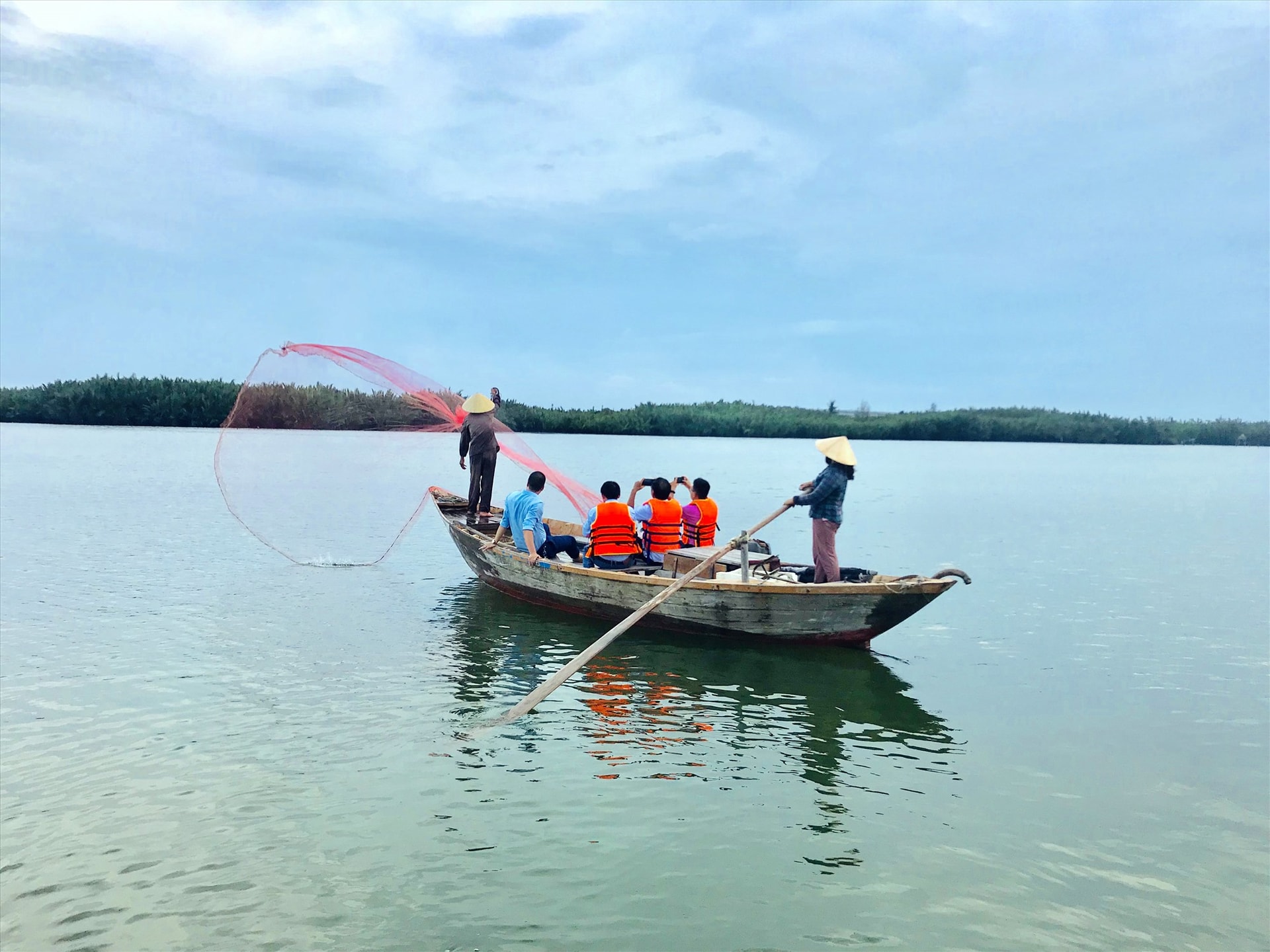 Du lịch đường thủy cần được đẩy mạnh khai thác để đa dạng loại hình sản phẩm phục vụ du khách. Ảnh: Q.T