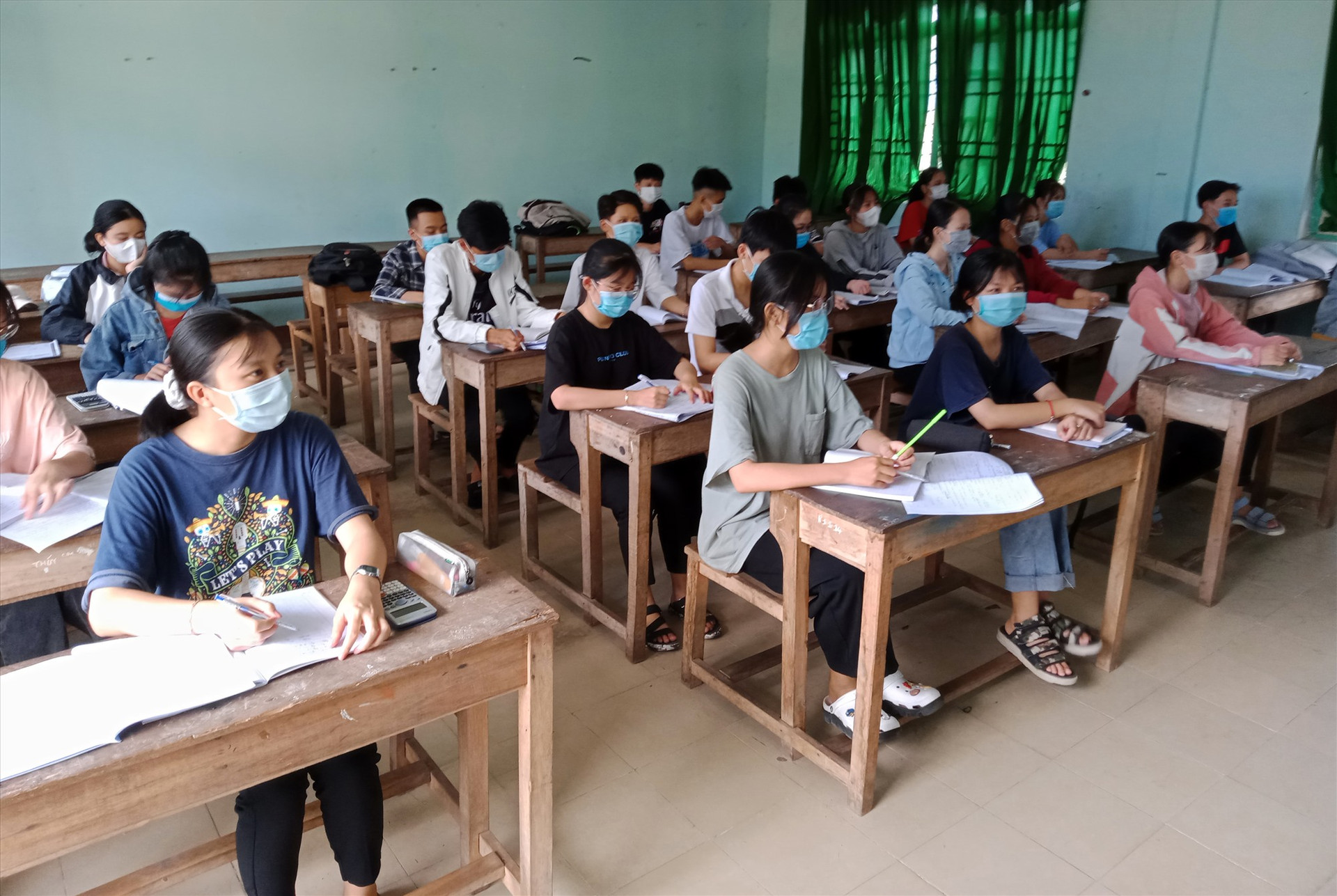 Ôn tập học sinh 12 của trường THPT Trần Phú.