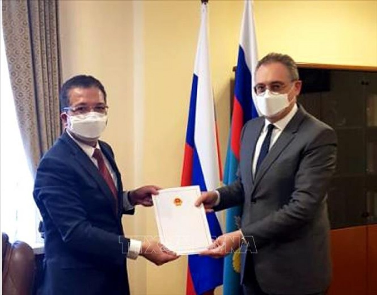 Vietnamese Ambassador to Russia Dang Minh Khoi presents a copy of the credentials of President Nguyen Xuan Phuc to Russian Deputy Foreign Minister Igor Morgulov (Photo: VNA)