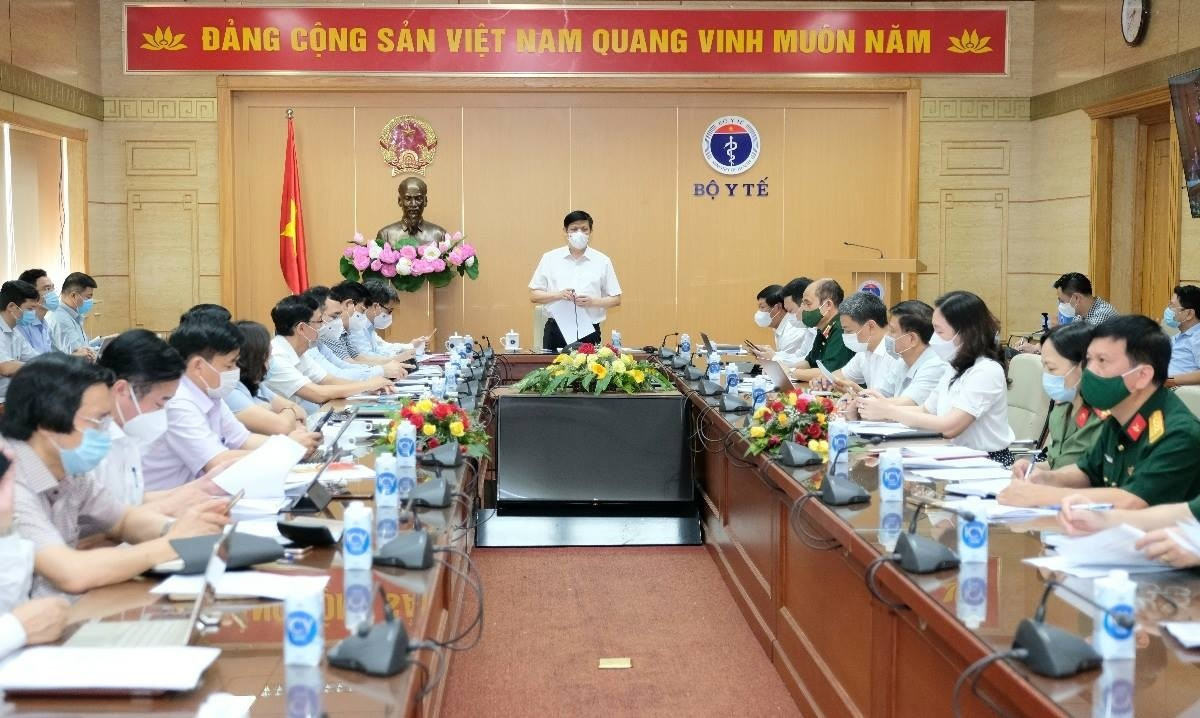 Bộ trưởng Bộ Y tế Nguyễn Thanh Long chủ trì cuộc họp Ban chỉ đạo Chiến dịch tiêm chủng vaccine phòng COVID-19 năm 2021-2022.