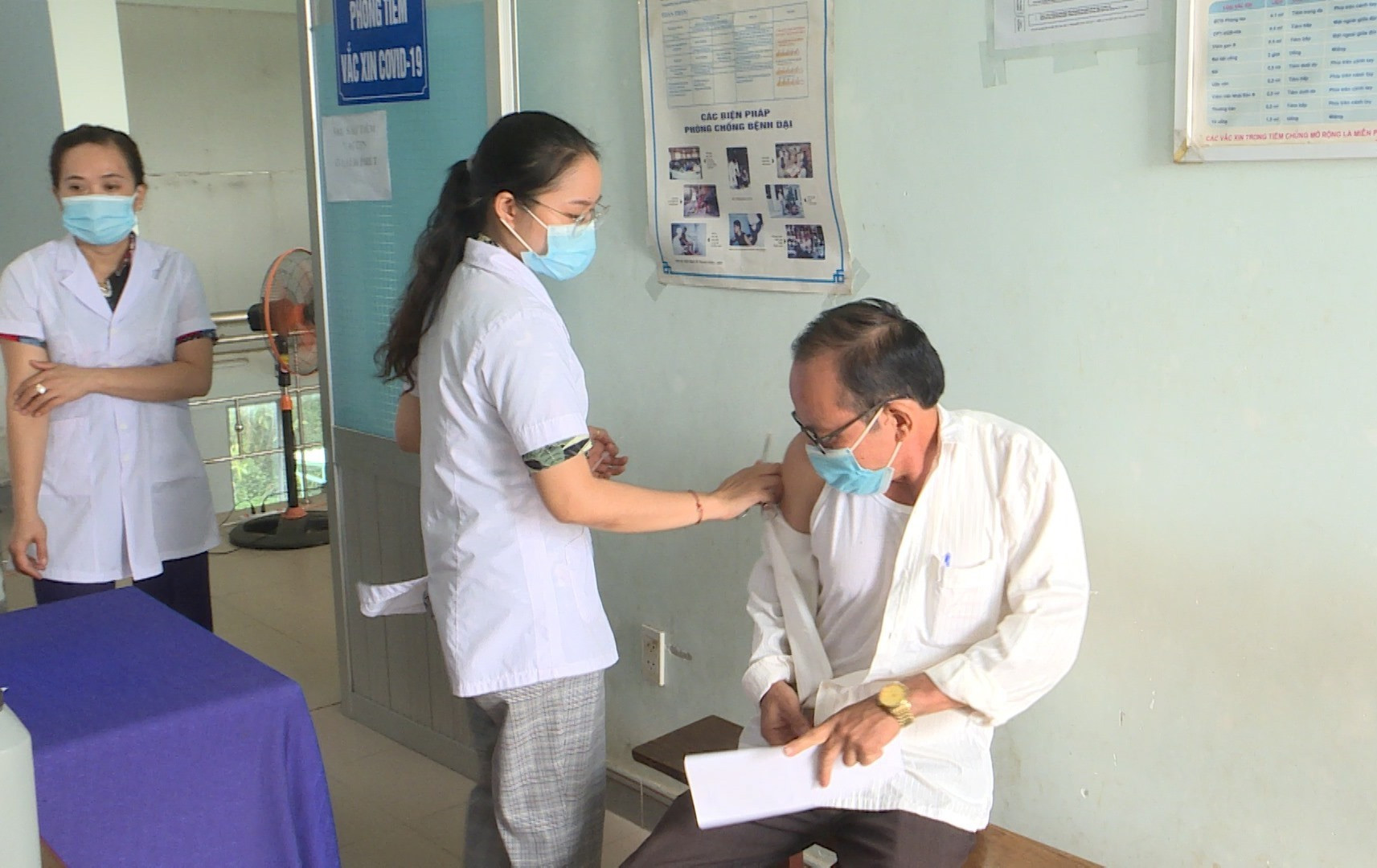 Núi Thành vừa hoàn thành tiêm vắc xin phòng Covid-19 đợt 2. Ảnh: VĂN PHIN