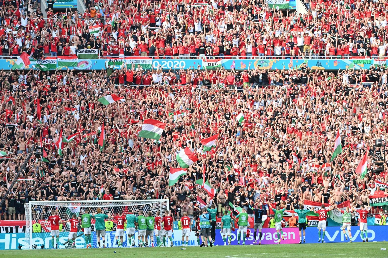 Một trong những sân vận động tổ chức giải EURO 2020 tràn ngập khán giả. Ảnh: Gettyimage