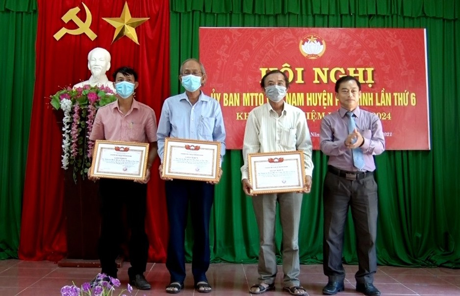 Ủy ban MTTQ Việt Nam huyện Phú Ninh khen thưởng các cá nhân, tập thể thực hiện tốt các nhiệm vụ của Mặt trận. Ảnh: Q.V