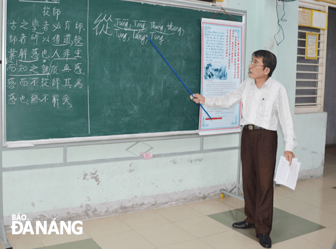 Thầy Nguyễn Đức Thắng giảng bài về chữ Nho. (Ảnh chụp trước thời điểm Covid-19 tái bùng phát)Ảnh: LÊ VĂN THƠM