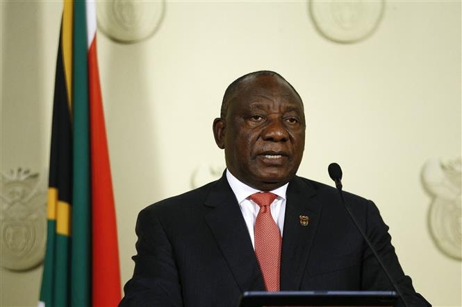 Tổng thống Nam Phi Cyril Ramaphosa phát biểu tại cuộc họp về các biện pháp đối phó với dịch COVID ở Pretoria. Ảnh: AFP/TTXVN