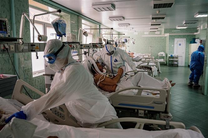 Điều trị cho bệnh nhân nhiễm COVID-19 tại bệnh viện ở Moskva, Nga. Ảnh: AFP/TTXVN