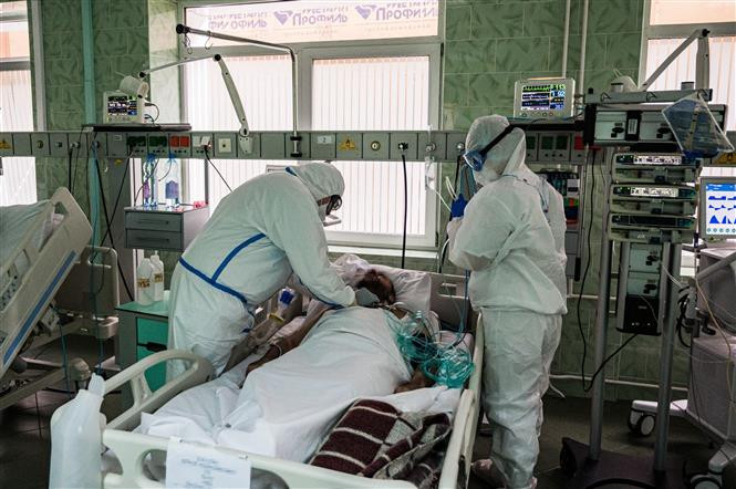  Điều trị cho bệnh nhân nhiễm COVID-19 tại bệnh viện ở Moskva, Nga. Ảnh: AFP/TTXVN