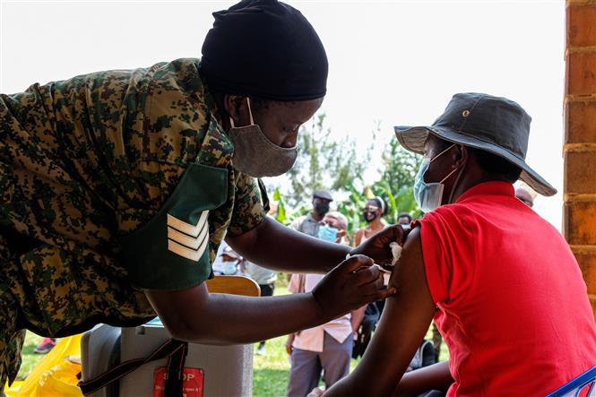 Nhân viên y tế tiêm vaccine ngừa COVID-19 cho người dân ở Kampala, Uganda, ngày 28/6/2021. Ảnh: THX/TTXVN
