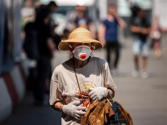 Người dân đeo khẩu trang phòng dịch COVID-19 tại Moskva, Nga ngày 21/6/2021. Ảnh: AFP/TTXVN