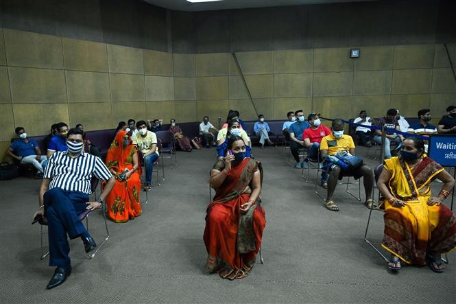 Người dân đợi tiêm chủng vaccine ngừa COVID-19 tại New Delhi, Ấn Độ, ngày 3/7/2021. Ảnh: AFP/TTXVN