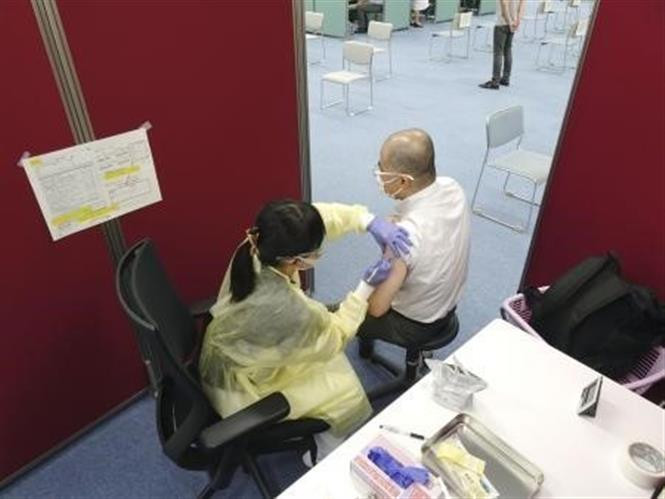 Một điểm tiêm chủng vaccine ngừa COVID-19 tại Tokyo, Nhật Bản, ngày 21/6/2021. Ảnh: Kyodo/TTXVN