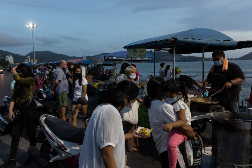 Phuket đã mở cửa đón hàng trăm du khách đã tiêm chủng vào ngày 2/7/2021. Ảnh: Bloomberg