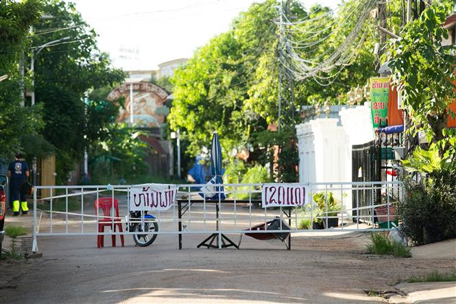 Phong tỏa một khu vực có trường hợp mắc COVID-19 tại Viêng Chăn, Lào, ngày 19/6/2021. Ảnh: THX/TTXVN