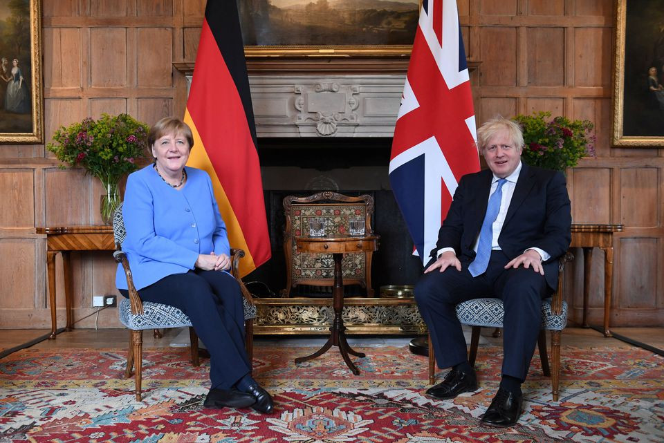 Thủ tướng Đức Angela Merkel (trái) gặp gỡ Thủ tướng Anh Boris Johnson tại London.           Ảnh: Reuters