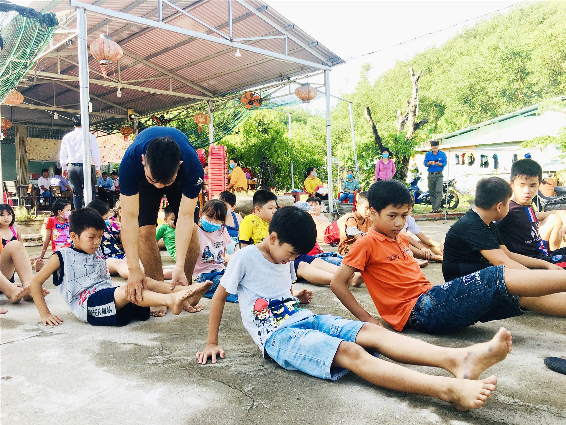 Trẻ em được trang bị những kỹ năng cần thiết, bổ ích thông qua các hoạt động hè. Trong ảnh: Trẻ em xã Quế Trung học các động tác khởi động trước khi bơi. Ảnh: TÂM LÊ