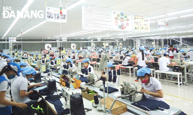 Công ty CP Dệt may 29-3 triển khai đồng bộ các biện pháp phòng, chống dịch, bảo đảm an toàn cho người lao động. Ảnh: T.V