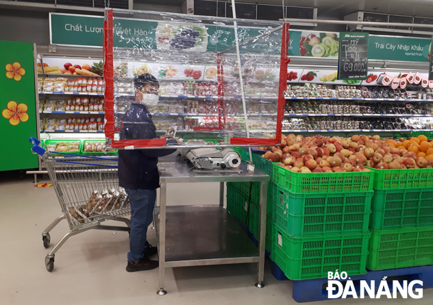 Nhân viên ở các bộ phận tiếp xúc với khách hàng tại MM Mega Market Đà Nẵng được lắp thêm màn ni-lông trắng để giảm tiếp xúc trực tiếp với khách hàng. Ảnh: T.V
