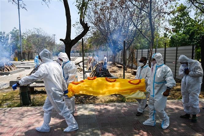 Hỏa táng bệnh nhân tử vong do Covid-19 tại New Delhi, Ấn Độ. Ảnh: AFP/TTXVN