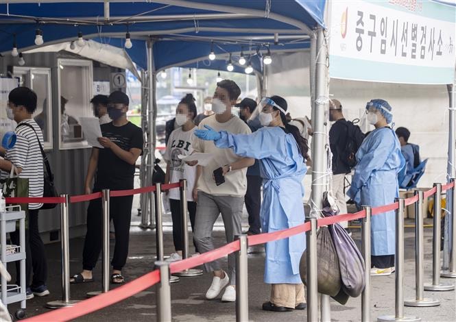 Một điểm xét nghiệm Covid-19 tại Seoul, Hàn Quốc. Ảnh: YONHAP/TTXVN