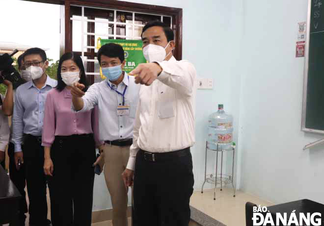 Chủ tịch UBND thành phố Lê Trung Chinh kiểm tra tại điểm thi THPT Võ Chí Công. Ảnh: NGỌC HÀ.