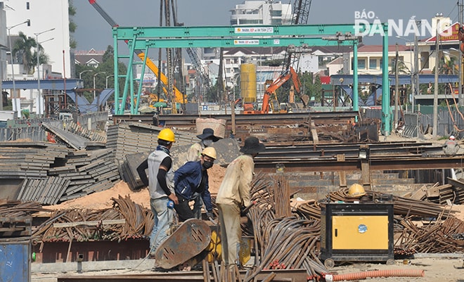 Dự án cải tạo nút giao phía tây cầu Trần Thị Lý, hiện đang được đẩy nhanh tiến độ. Ảnh: THÀNH LÂN