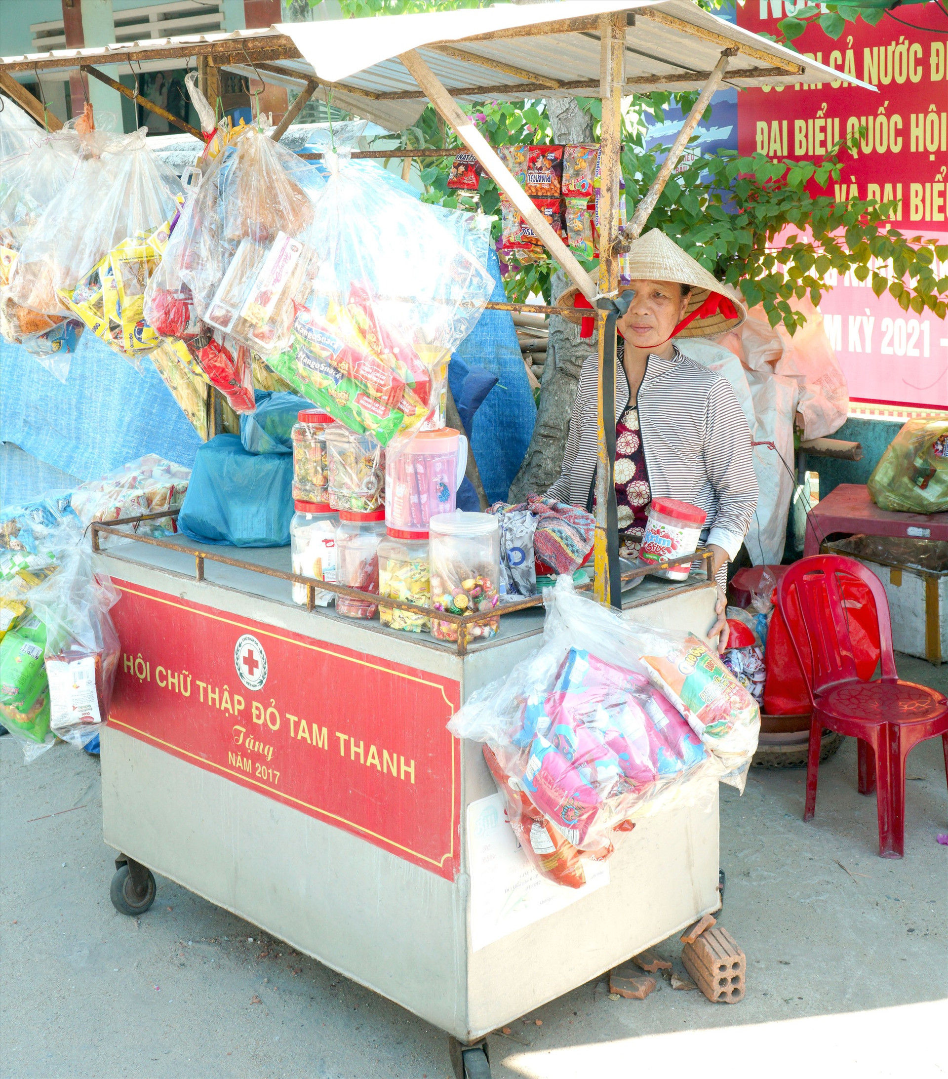 Bà Trần Thị Lý (thôn Hòa Trung) đang sử dụng hiệu quả chiếc xe đẩy bán hàng do Hội Chữ thập đỏ xã Tam Thanh tặng. Ảnh: NGUYỄN ĐIỆN NGỌC