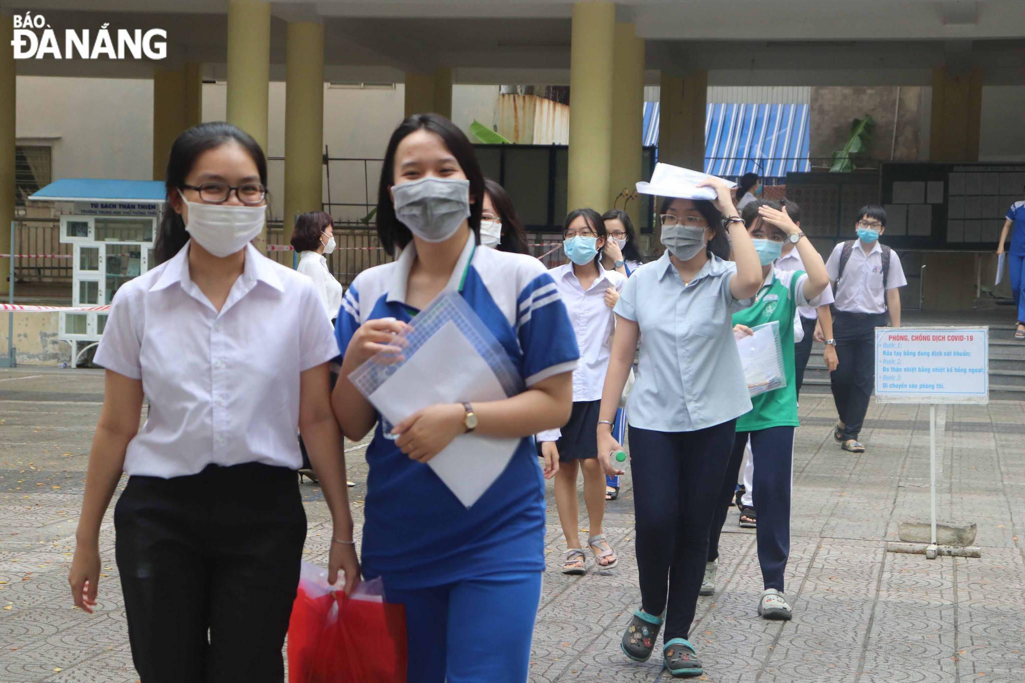 Thí sinh ra về sau môn thi Văn tại điểm thi THPT Trần Phú. Ảnh: NGỌC HÀ.