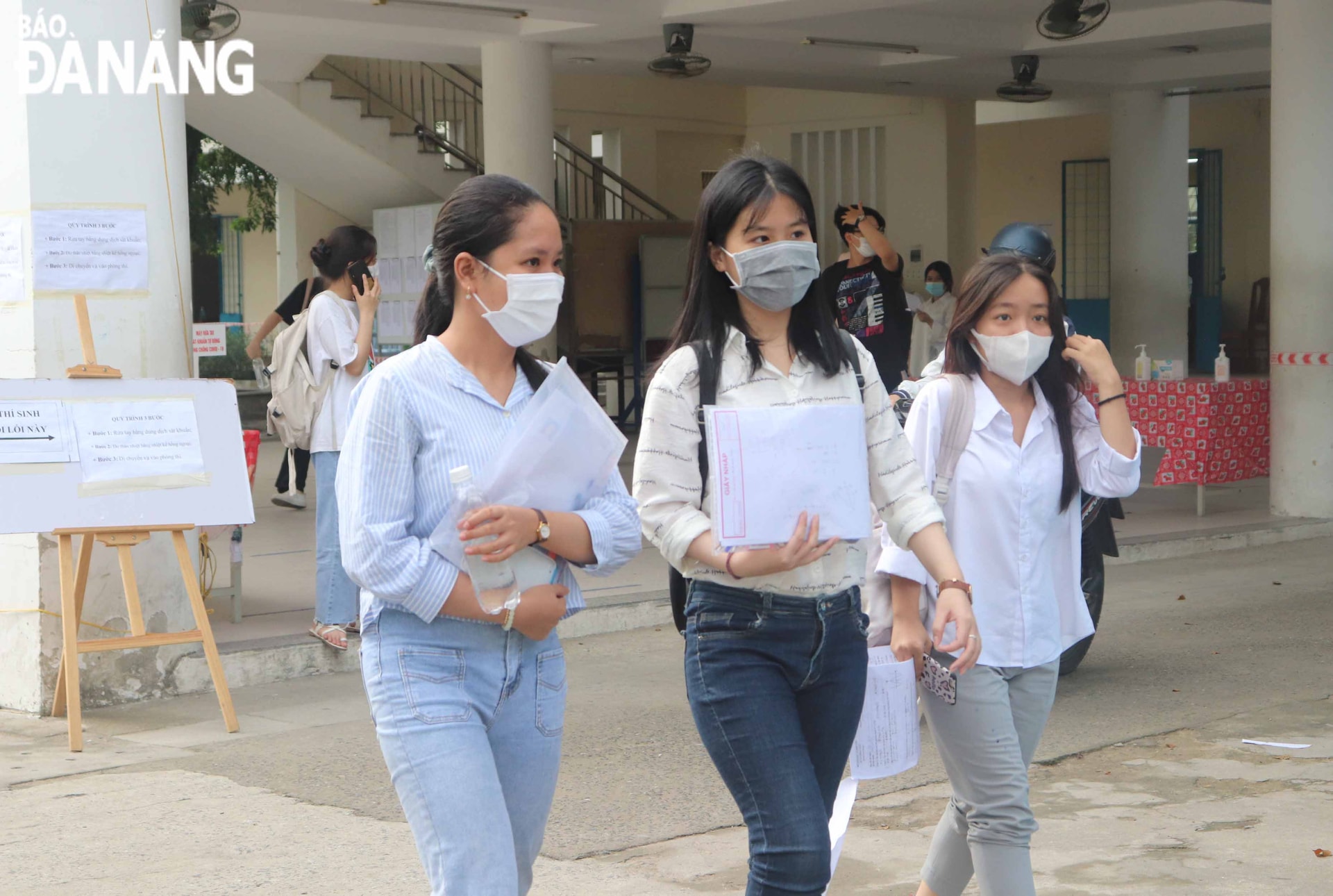 Thí sinh ra về sau khi thi môn Toán tại điểm thi Trường THCS Huỳnh Thúc Kháng. Ảnh: NGỌC HÀ.