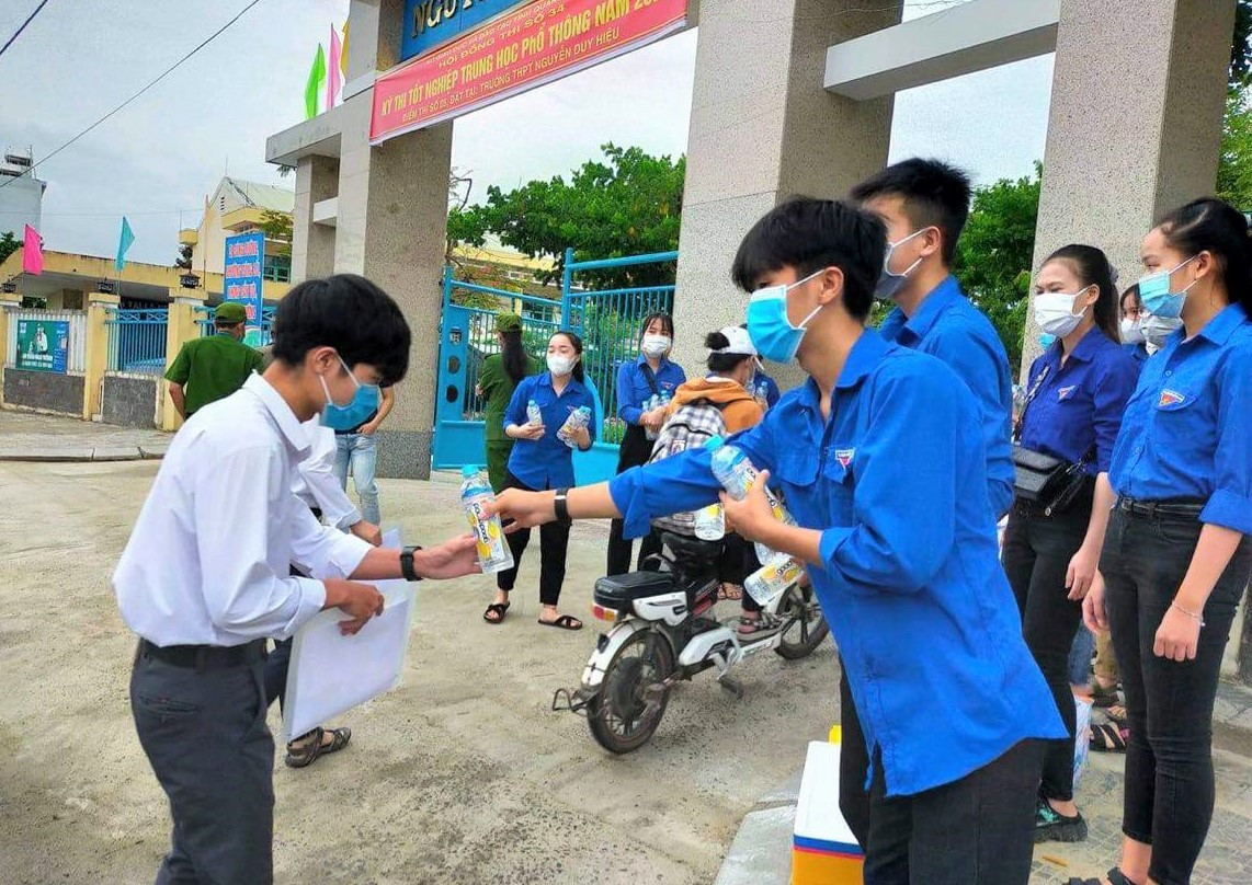 Lực lượng thanh niên tình nguyện Tiếp sức mùa thi thị xã Điện Bàn hỗ trợ thí sinh tại điểm thi Trường THPT Nguyễn Duy Hiệu. Ảnh: V.ANH