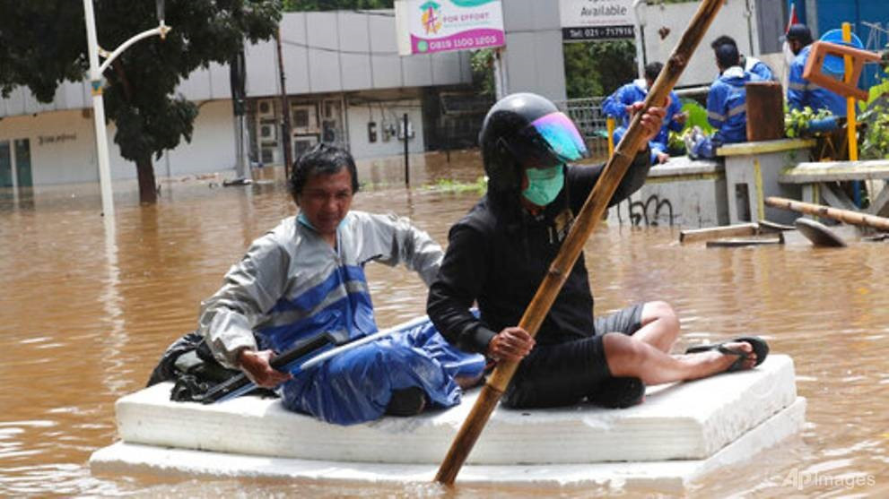 Biển đổi khí hậu, nước biển dâng gây lũ lụt trầm trọng tại Jakarta, Indonesia. Ảnh: AP