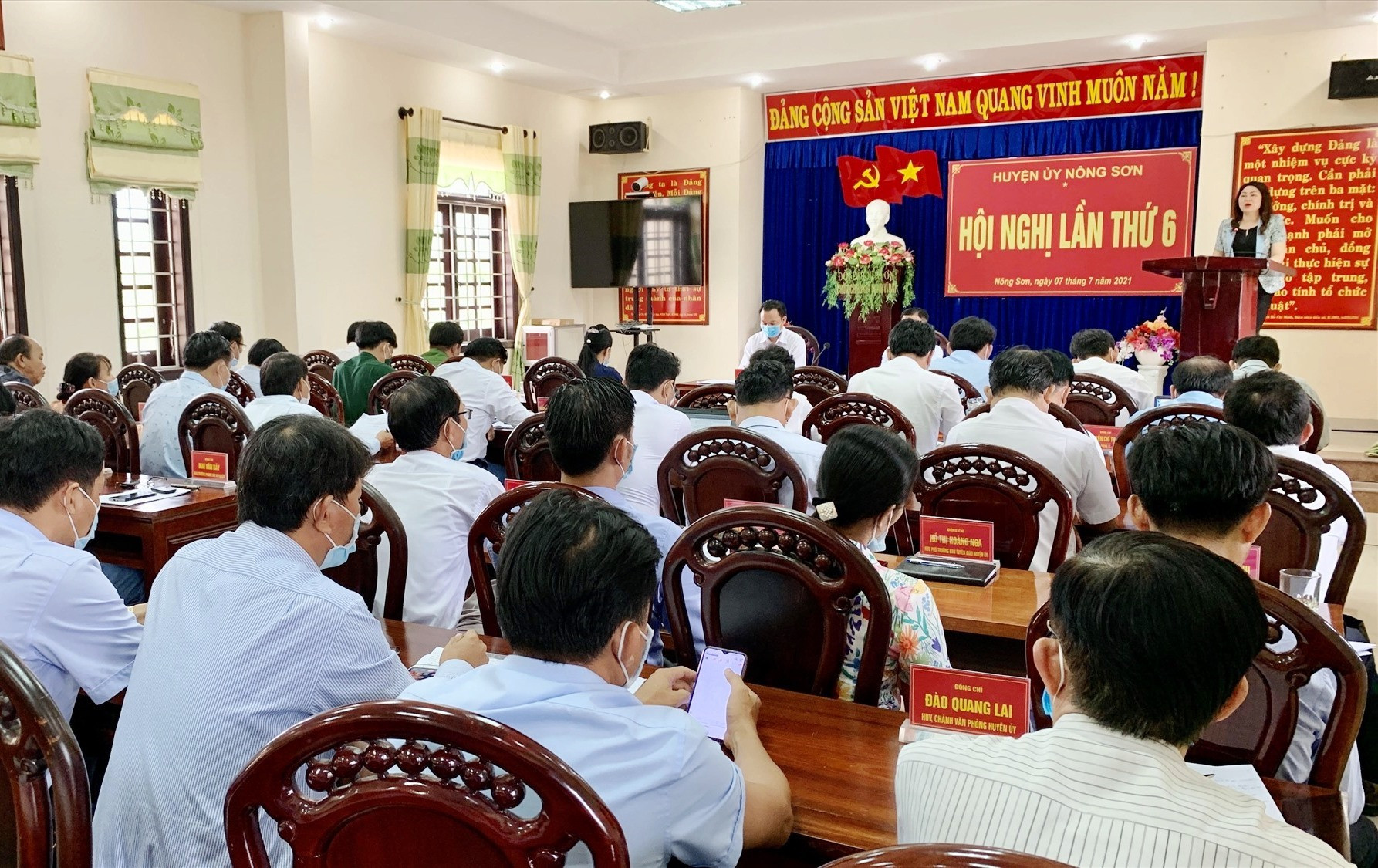Đồng chí Nguyễn Thị Thu Lan- Ủy viên BTV, Trưởng Ban Tuyên giáo Tỉnh ủy Quảng Nam phát biểu tại hội nghị. (Ảnh MINH THÔNG)