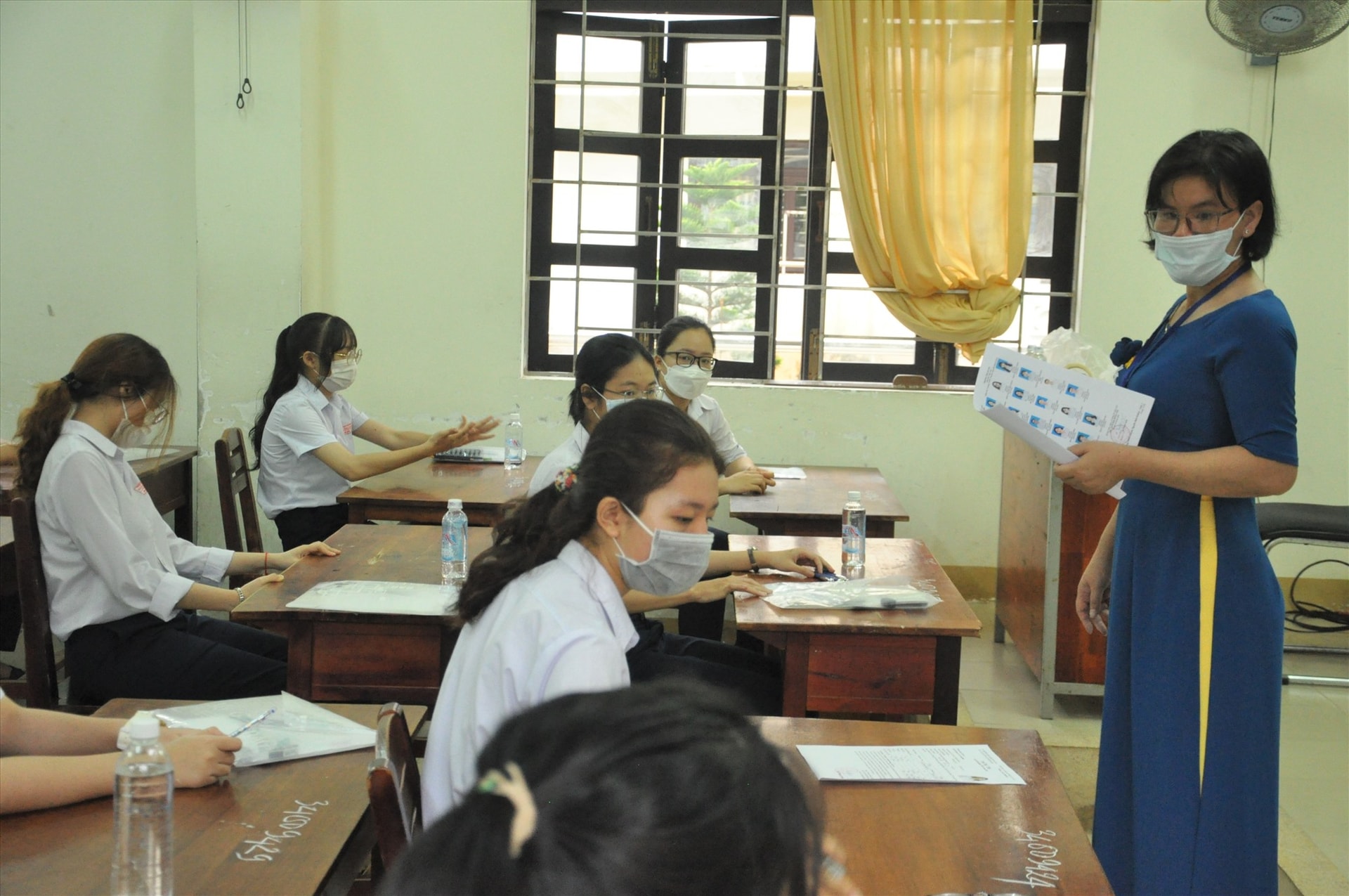 Giám thị làm thủ tục kiểm tra trước khi bước vào giờ thi. Ảnh: X.P