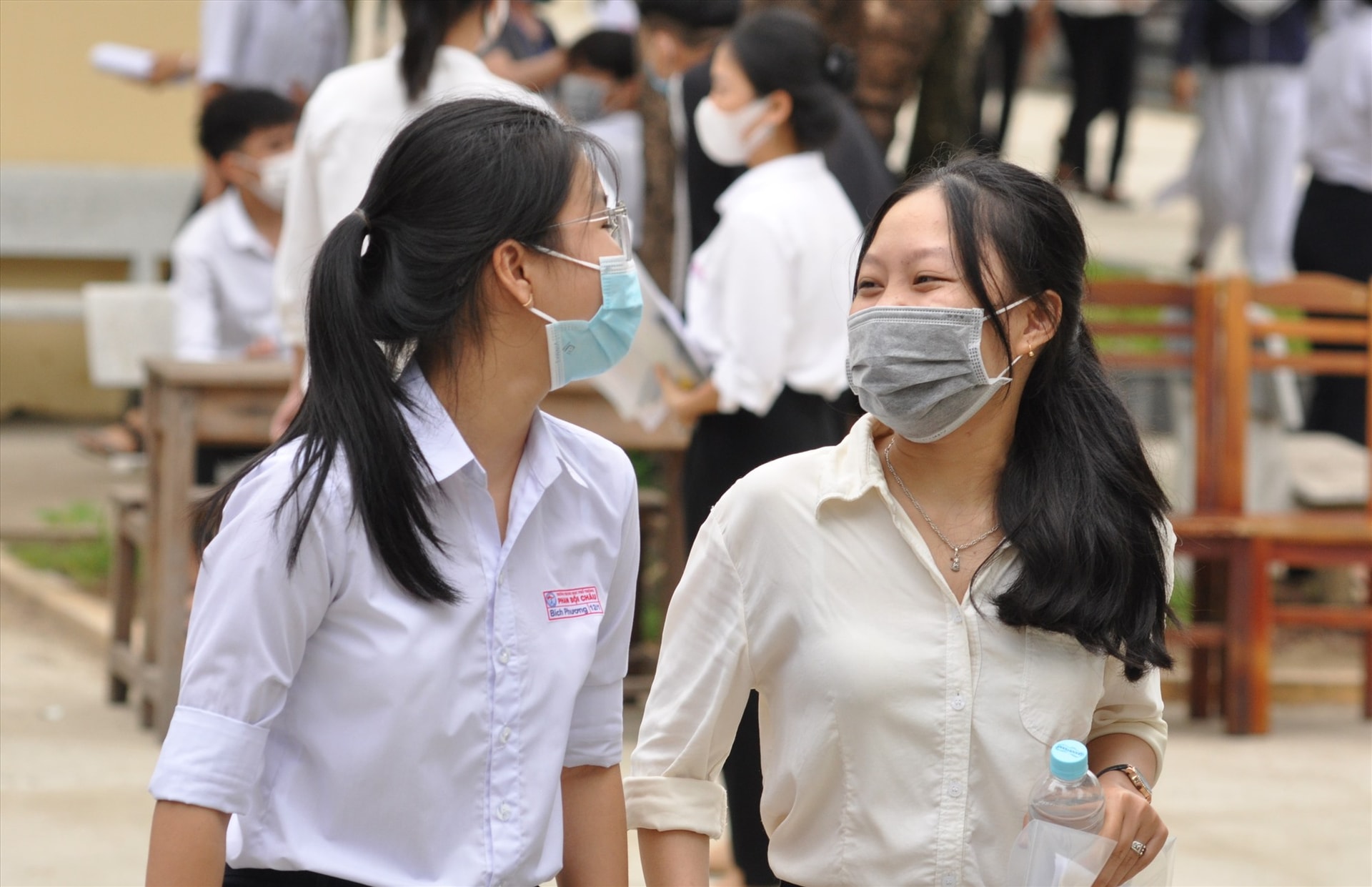 Niềm vui của các TS sau khi kết thúc ngày thi đầu tiên. Ảnh: X.P