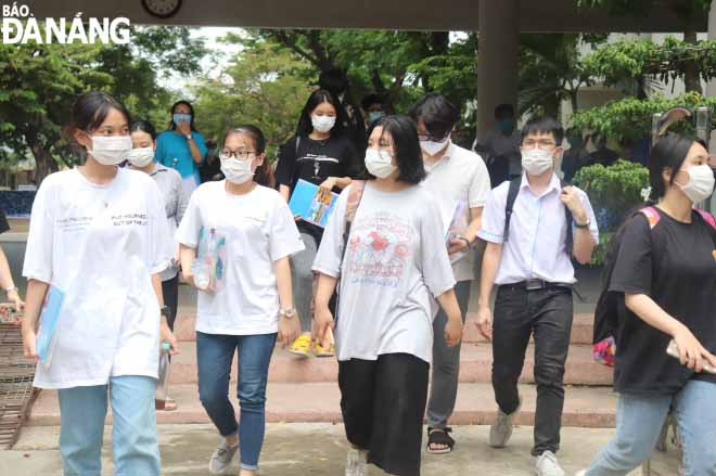 Thí sinh ra về sau khi hoàn thành bài thi KHTN và KHXH. Ảnh: NGỌC HÀ