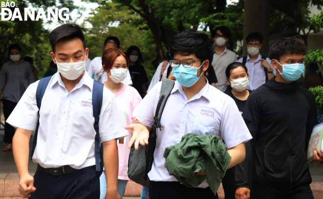 Thí sinh trao đổi sau khi hoàn thành bài thi KHTN và KHXH. Ảnh: NGỌC HÀ
