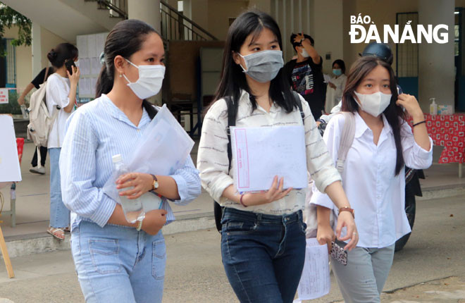 Thí sinh thoải mái rời phòng thi. Ảnh: NGỌC HÀ.