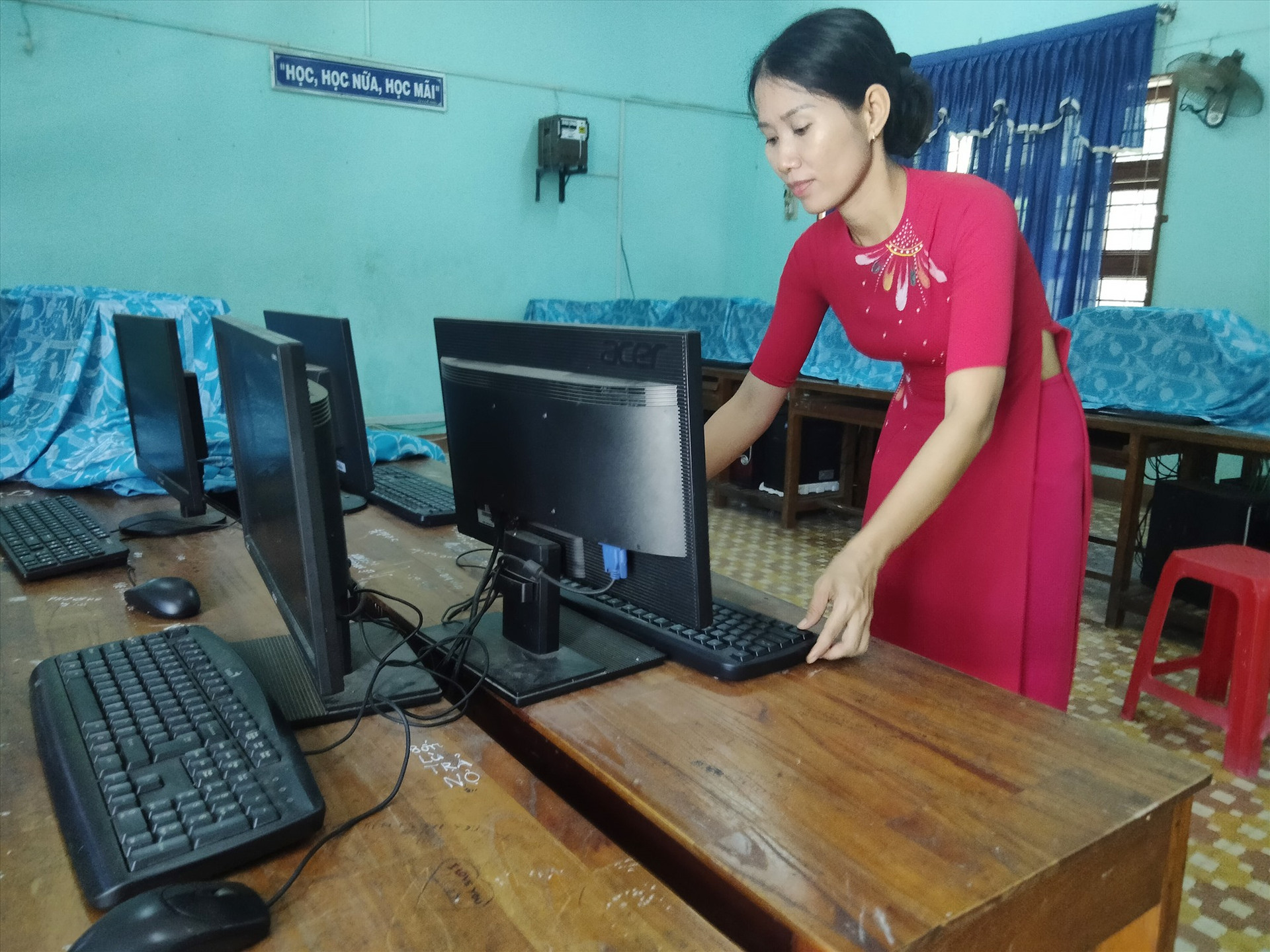 Giáo viên Trường TH và THCS Nguyễn Công Trứ (xã Bình Chánh) chuẩn bị điều kiện đảm bảo đón học sinh năm học đến. Ảnh: BIÊN THỰC