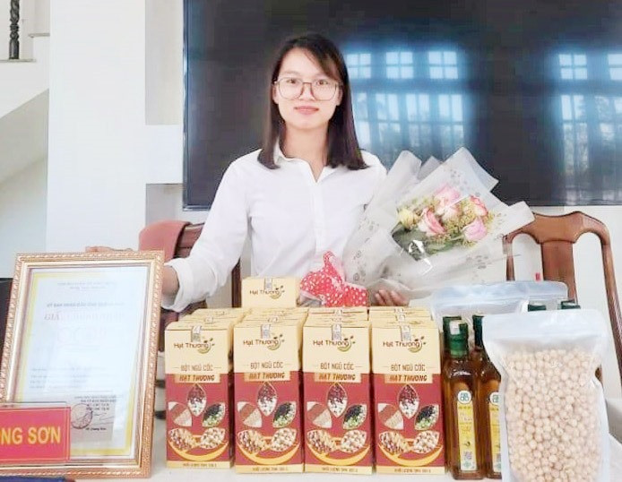 Sản phẩm bột ngũ cốc Hạt Thương của cơ sở kinh doanh Đoàn Thị Thương (xã Phước Ninh) được công nhận đạt chuẩn OCOP 3 sao năm 2020. Ảnh: Đ.L