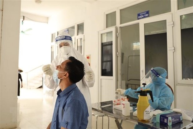 Ngày 7/7, Trung tâm y tế huyện Mỹ Đức tiến hành lấy mẫu xét nghiệm cho các trường hợp liên quan đến ổ dịch xã An Mỹ. (Ảnh: Minh Quyết/TTXVN)