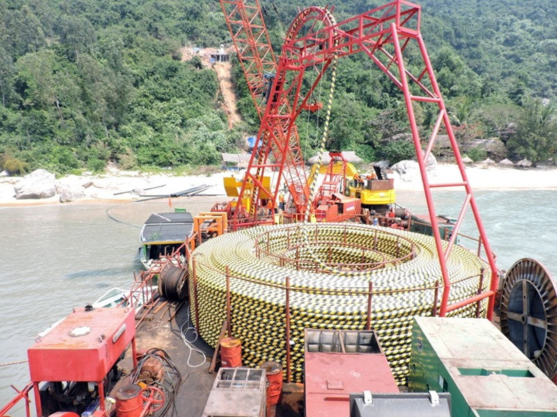 Thi công kéo cáp ngầm đưa điện lưới quốc gia ra Cù Lao Chàm.