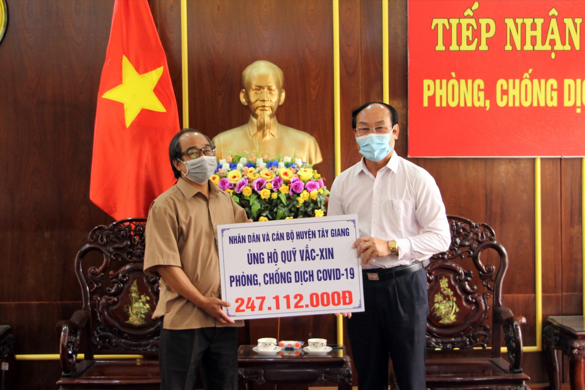 Chủ tịch Ủy ban MTTQ Việt Nam tỉnh - Võ Xuân Ca tiếp nhận tiền ủng hộ. Ảnh: V.A