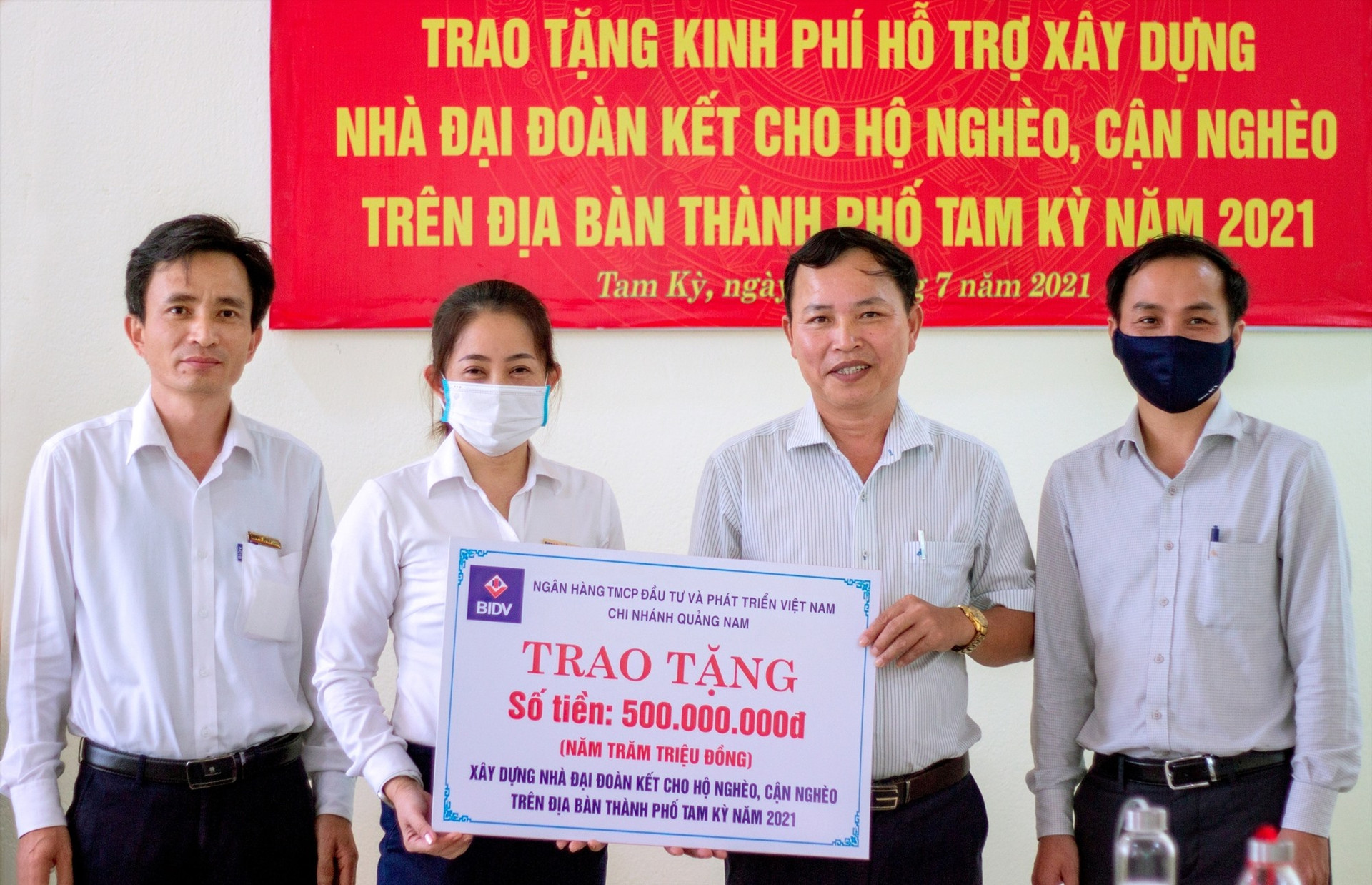 ãnh đạo Ngân hàng BIDV chi nhánh Quảng Nam trao ủng hộ 500 triệu đồng cho Ủy ban MTTQ Việt Nam TP.Tam Kỳ. Ảnh: Mặt trận Tam Kỳ