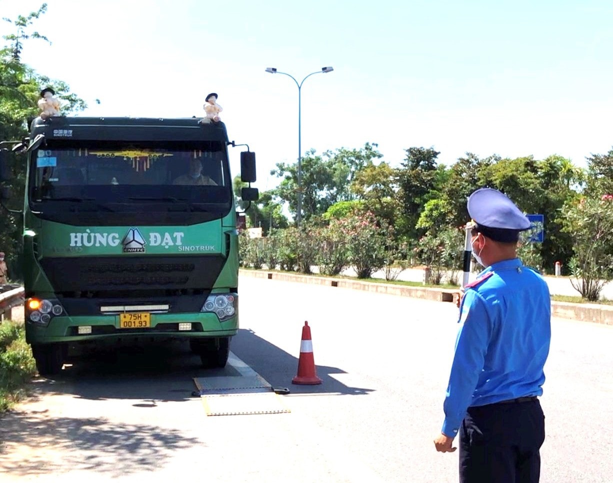 Tổ kiểm tra liên ngành cấp tỉnh tiếp tục ra quân kiểm tra xe chở quá tải trọng, cơi nới thành, thùng xe. Ảnh: N.B