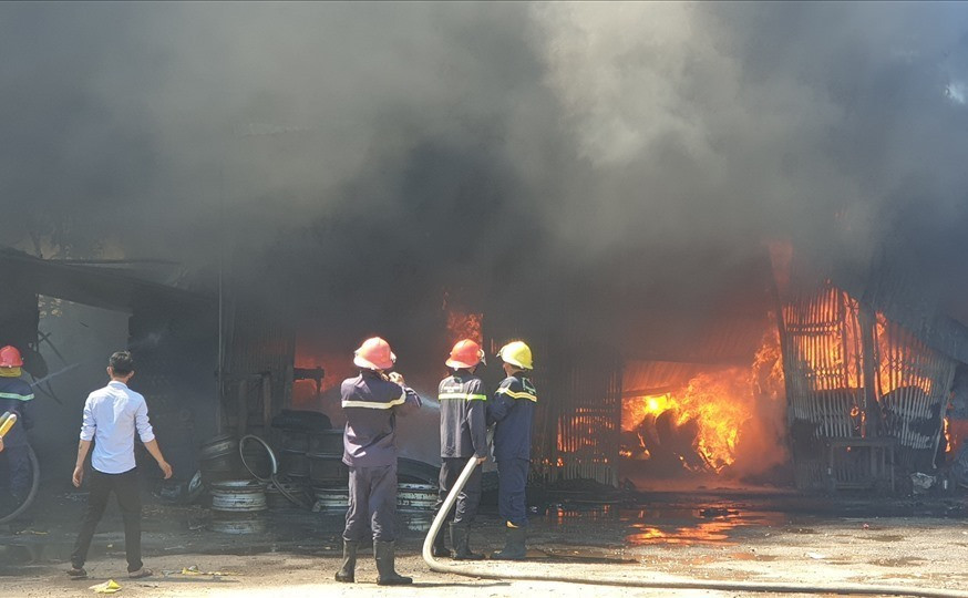 Một vụ cháy ở xưởng vá lốp ô tô ở Quảng Nam bị bốc cháy.