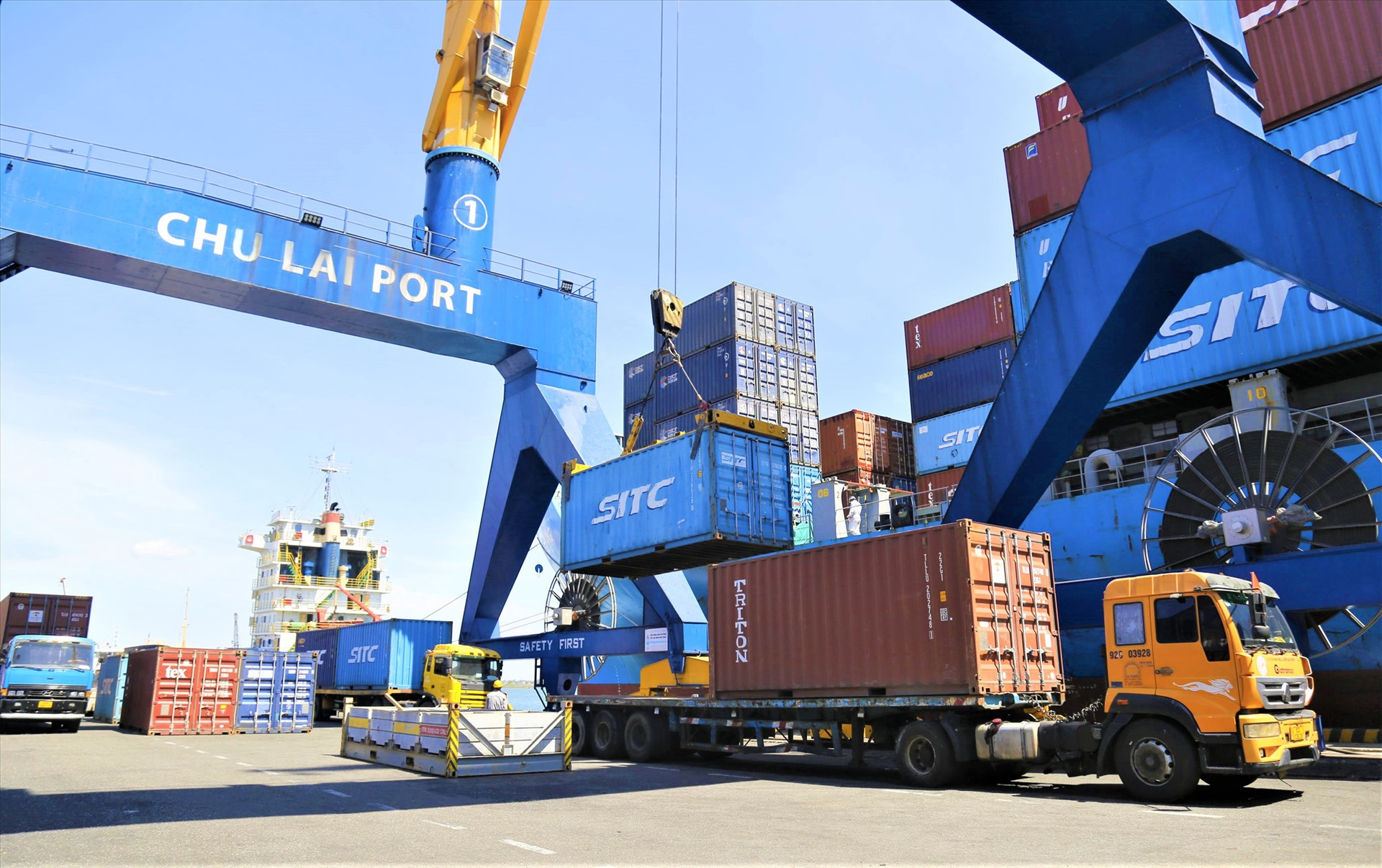 Tinh bột sắn được đưa lên tàu xuất khẩu sang Trung Quốc từ cảng Chu Lai.